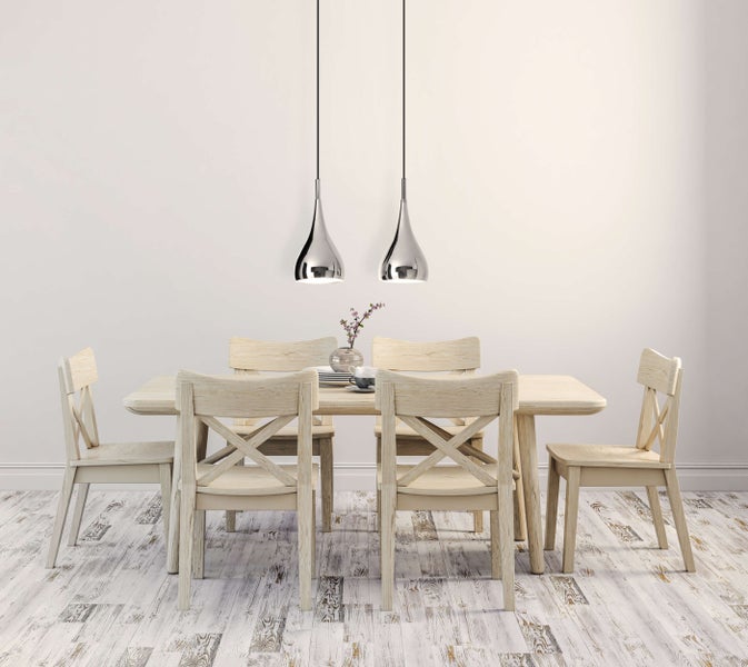 Esstisch mit Stühlen und Pendelleuchten in einem hellen Raum