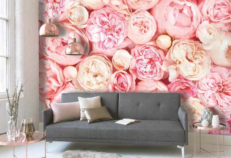 Fototapete mit großflächigem Rosen-Motiv in einem modern eingerichteten Wohnzimmer mit grauem Sofa und Pendelleuchten.