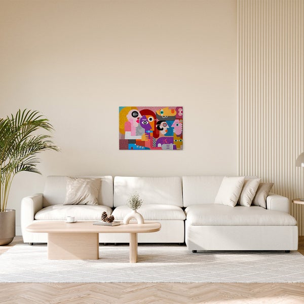 Gemälde mit abstrakten Figuren an einer Wand über einem Sofa