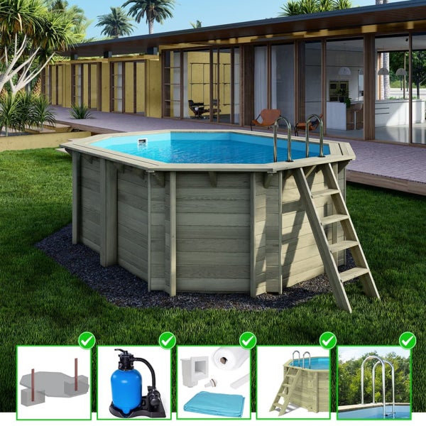 Aufstellpool aus Holz mit Leiter und Filteranlage im Garten