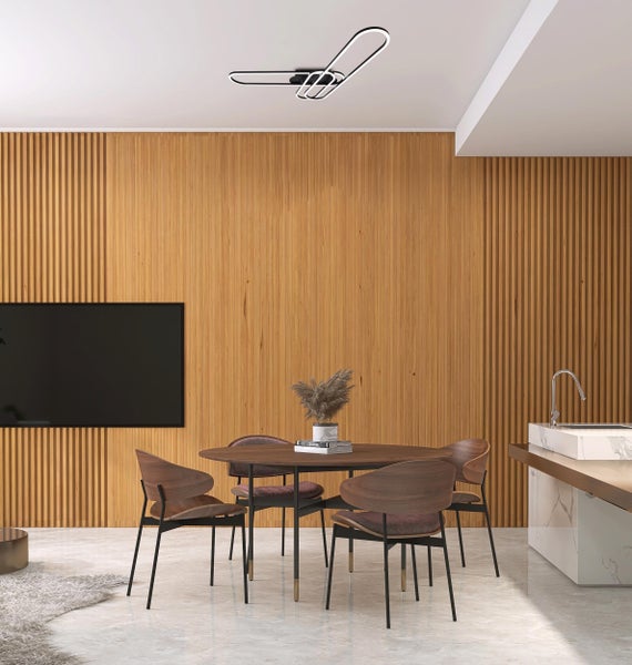 Esszimmer mit Holzwand, Esstisch mit Stühlen und moderner Deckenleuchte