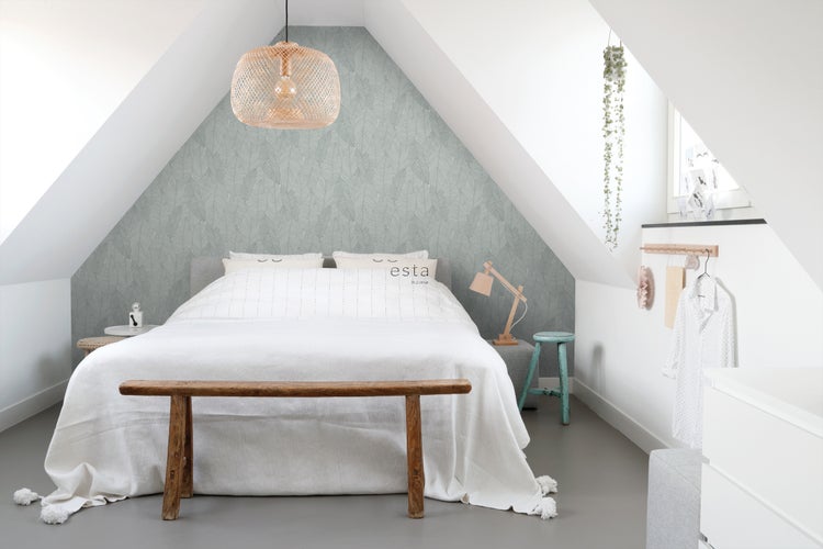 Schlafzimmer im Dachgeschoss mit Bett, Holzbänken und dekorativer Beleuchtung