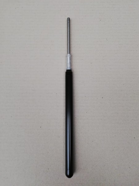 Gasdruckfeder mit schwarzem Gehäuse und silberner Kolbenstange aus Metall.