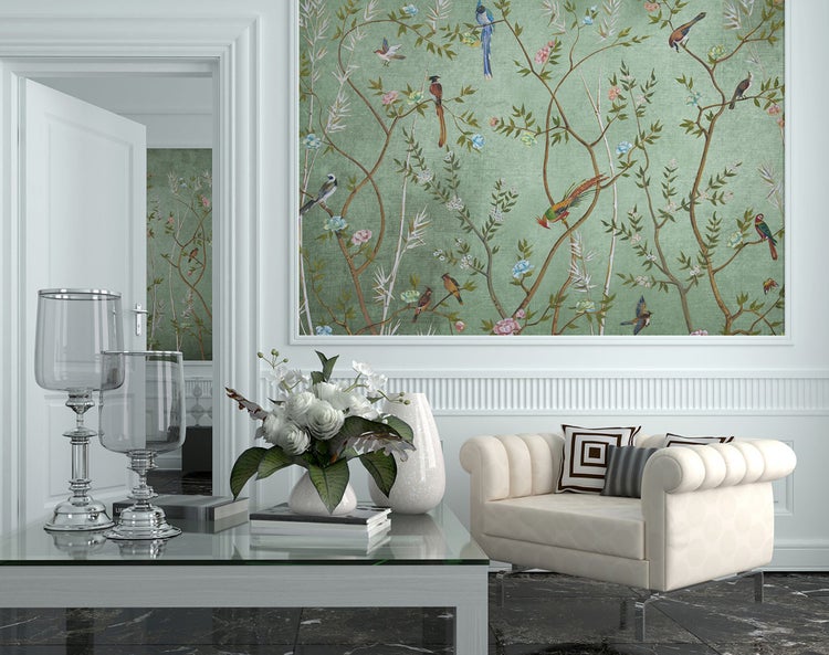 Innenraum mit floraler Tapete, Couch und Tisch