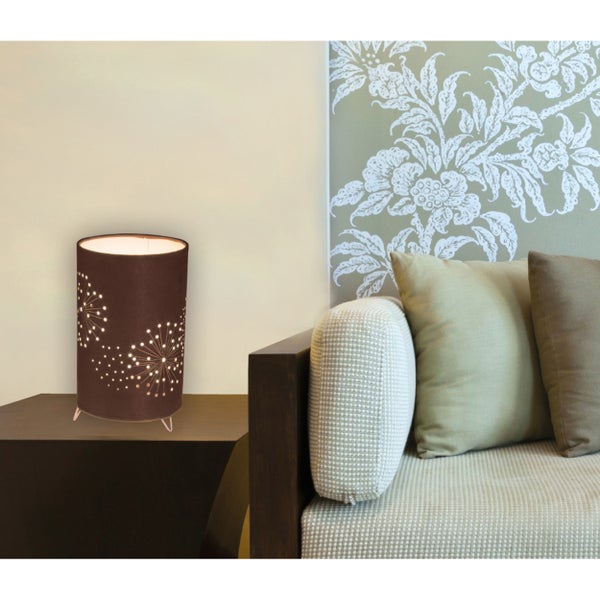 Dekorative Tischleuchte mit Muster auf einem Tisch neben einem Sofa