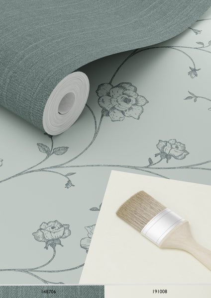 Tapetenrolle mit Blumenmuster und ein Pinsel