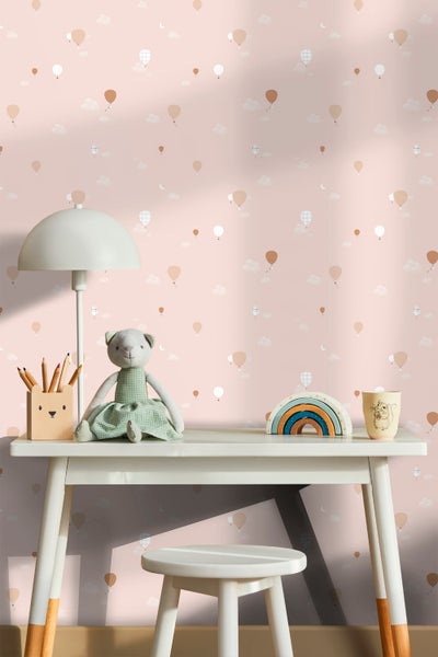 Kinderzimmer mit Tapete mit Luftballonmuster, Tisch, Stuhl und Spielzeugdekoration.