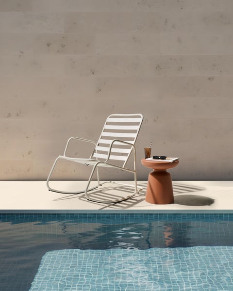 Szene mit Schaukelstuhl, Beistelltisch und Pool