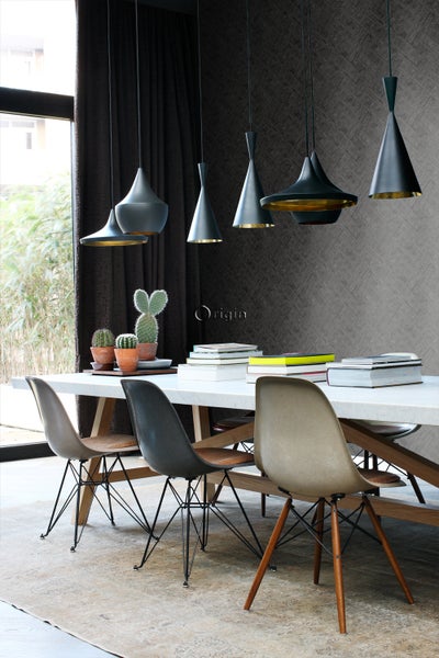 Esszimmer mit Esstisch, Stühlen und Hängelampen im modernen Design