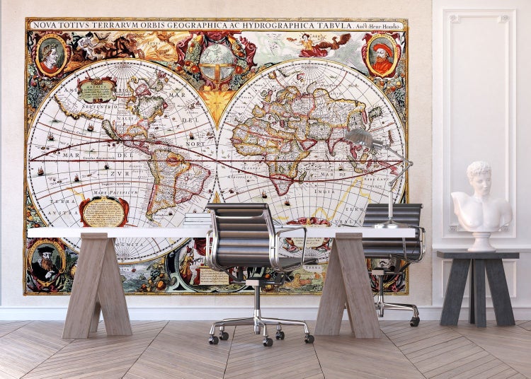 Raum mit Schreibtisch, Bürostühlen und einer Wandtapete mit einer historischen Weltkarte