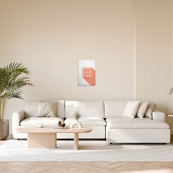 Dekoratives Bild mit dem Wort Blah in einem Wohnzimmer