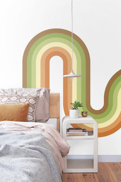 Schlafzimmer mit Wandtattoo im Retro-Stil, Nachttisch und Pendelleuchte