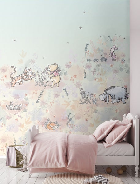 Dekoratives Kinderzimmer mit einer Tapete mit Winnie Puuh und seinen Freunden über einem Bett