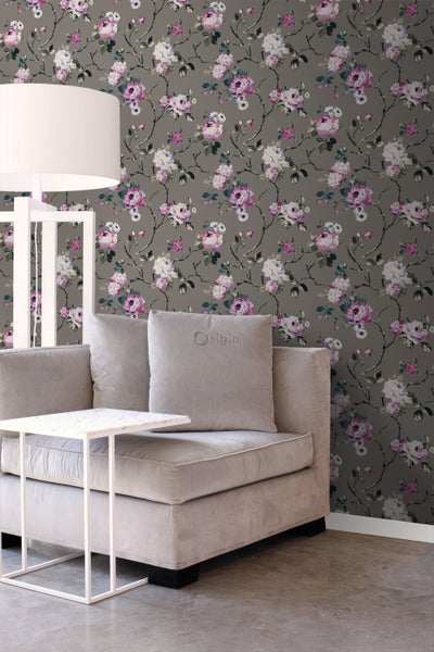 Wohnzimmer mit grauer Blumentapete, Sofa und Tisch