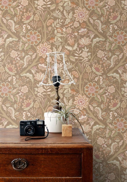 Blumentapete mit Lampe und Kamera auf einem Holztisch