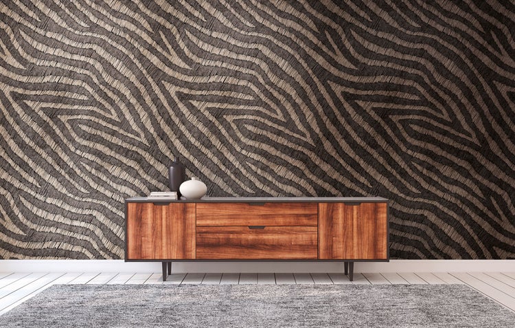 Wohnzimmer mit Kommode vor gemusterter Tapete und Teppich