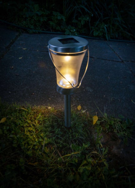Solarleuchte für den Garten, auf einem Rasen platziert