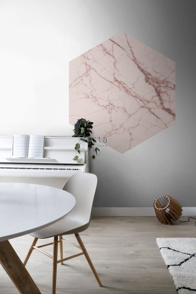 Raumansicht mit weißem Klavier, Esstisch und Wandpaneel mit Marmoroptik