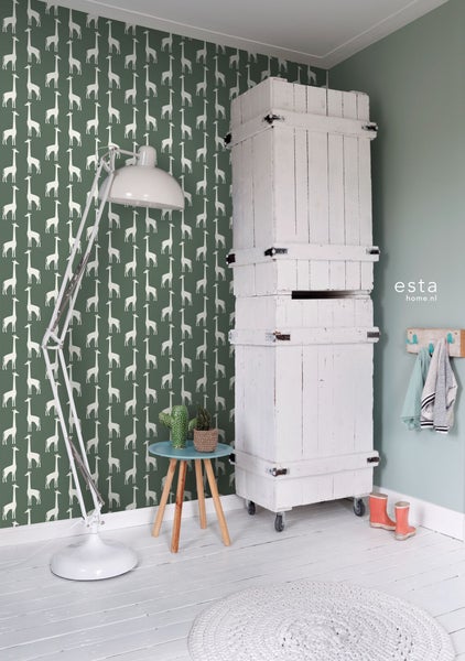 Kinderzimmer mit Giraffentapete, Stehlampe, Beistelltisch, Garderobe und weißem Holzschrank