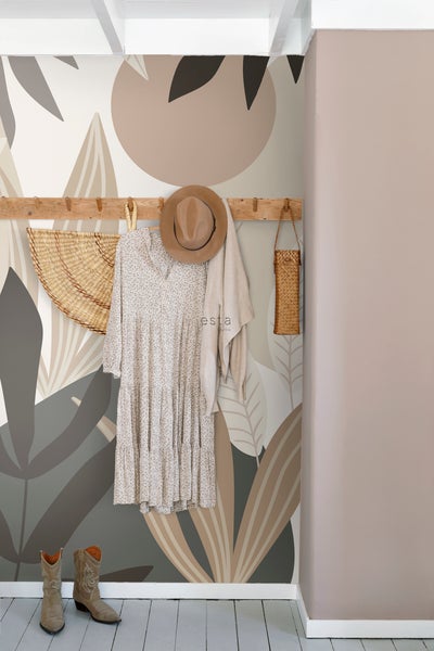 Flur mit floraler Mustertapete, Garderobe, Kleid, Hut und Stiefeln