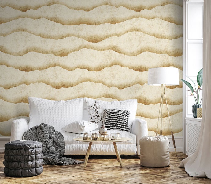 Wohnzimmer mit Couch, Tisch, Stehlampe und gemusterter Tapete