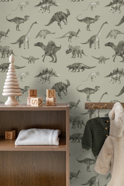 Raum mit Dinosaurier-Tapete, Schreibtisch und Hockern