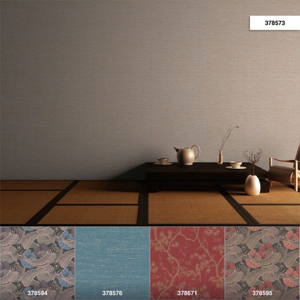 Schlafzimmer mit Holzbett, Nachttisch und gemusterter Tapete