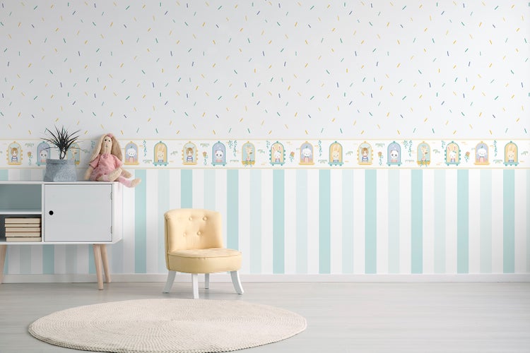 Dekoratives Kinderzimmer mit Mustertapete, Sessel und Teppich