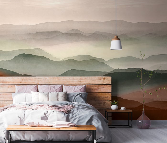 Schlafzimmer mit Wandbild einer Berglandschaft in Erdtönen, Bett mit hölzernem Kopfteil und moderner Pendelleuchte.