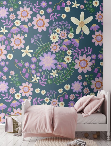 Dekoratives Kinderzimmer mit Blumentapete, Bett und Accessoires