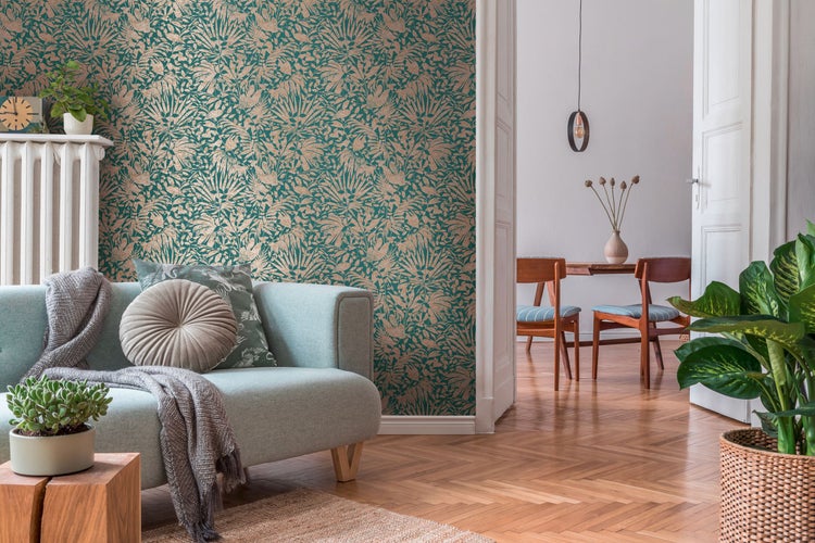 Wohnzimmer mit gemusterter Tapete, Sofa und Holzboden