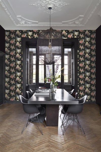 Esszimmer mit Esstisch, Stühlen, floraler Tapete und Pendelleuchte