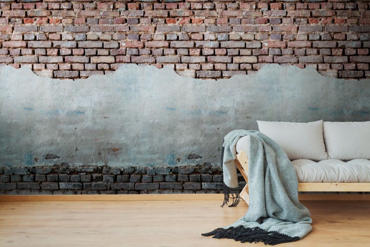 Wohnraumszene mit Ziegelwandtapete und Sofa