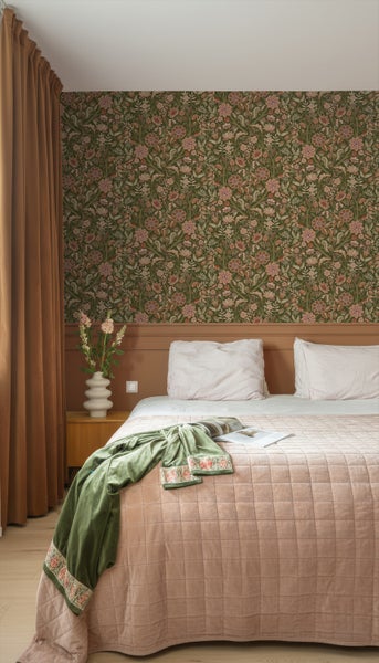 Schlafzimmer mit floraler Tapete, Bett und Vorhängen