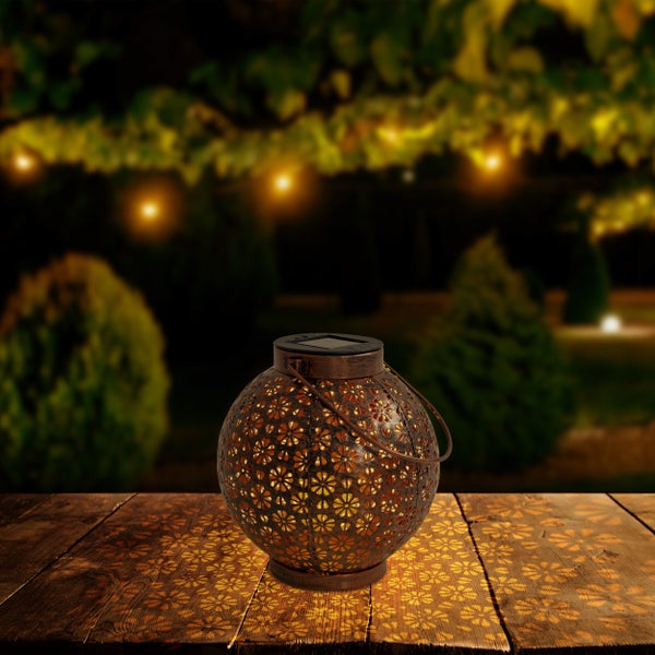 Szene mit Solarleuchten auf einem Holztisch im Garten mit dem Logo von näve.