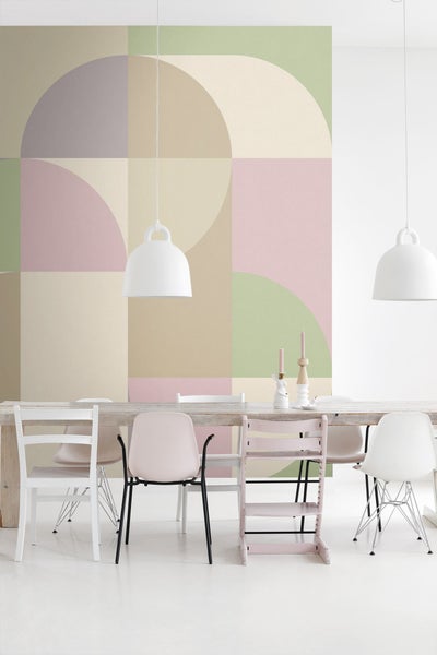 Esszimmer mit Esstisch, Stühlen, Pendelleuchten und gemusterter Tapete.