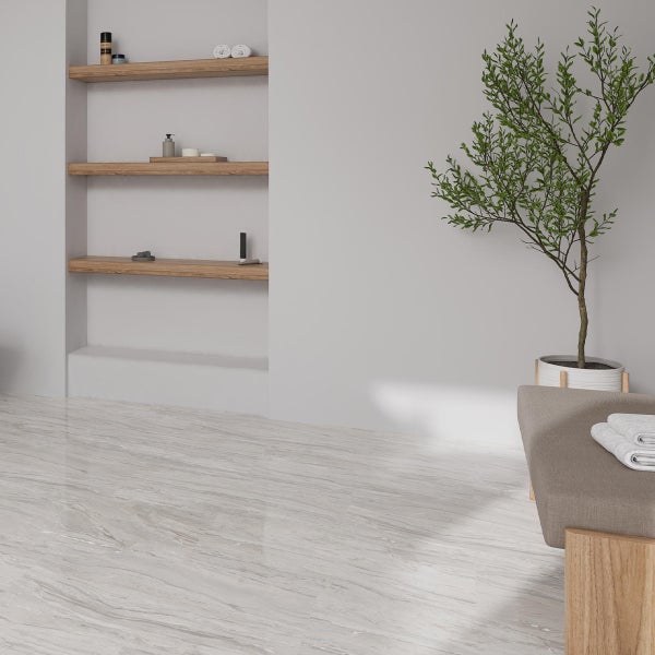 Badezimmer mit Regalen, Zierbaum und Fliesen