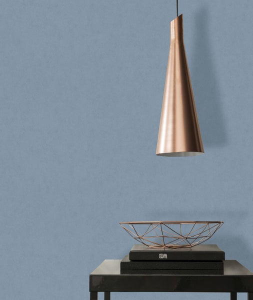 Luftqualitätsmessgerät mit Stativ auf einem Schreibtisch