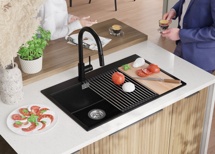 Schwarze Küchenspüle mit Abtropfgestell, Schneidebrett und Armatur auf einer Küchentheke