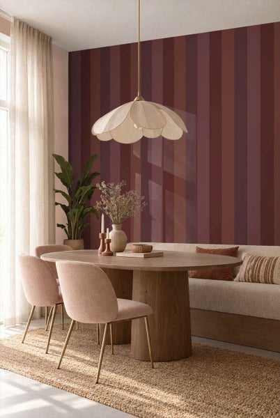 Esszimmer mit gestreifter Tapete, ovalem Holztisch, stoffbezogenen Stühlen, Sitzbank und floraler Pendelleuchte in modernem Wohnstil.