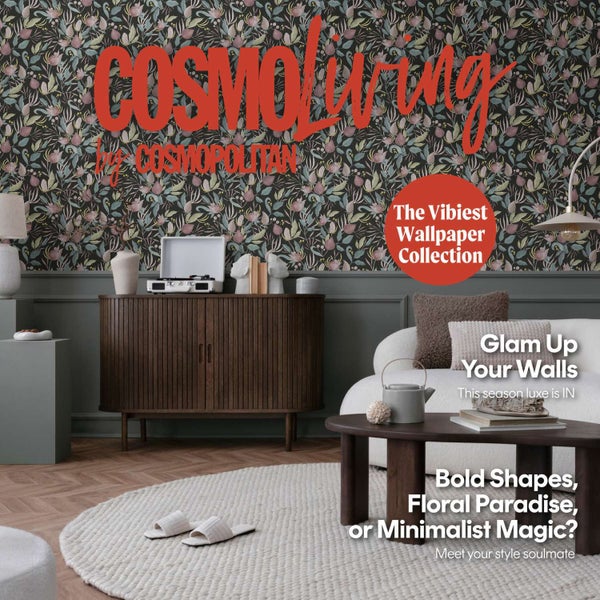 Wohnzimmer mit dunkler Blumentapete, dunklem Holzschrank und Sofa. Einladendes, stilvolles Interieur der CosmoLiving Tapetenkollektion.