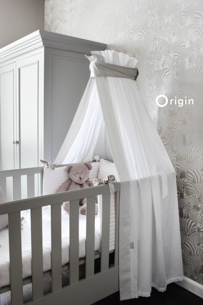 Babyzimmer mit Kinderbett, Himmelbettaufsatz und Teddybär