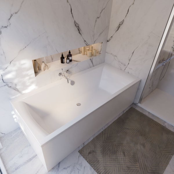 Modernes Badezimmer mit Badewanne, Armatur und Ablagefläche