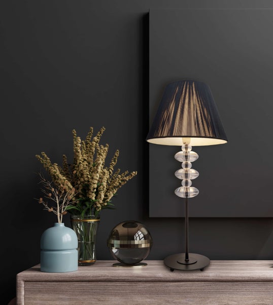 Dekorative Szene mit Tischleuchte, Vasen und Zierkugel auf einer Kommode