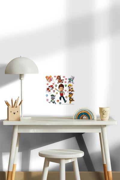 Dekoratives Wandbild mit Paw Patrol Motiven über einem Kinderschreibtisch.