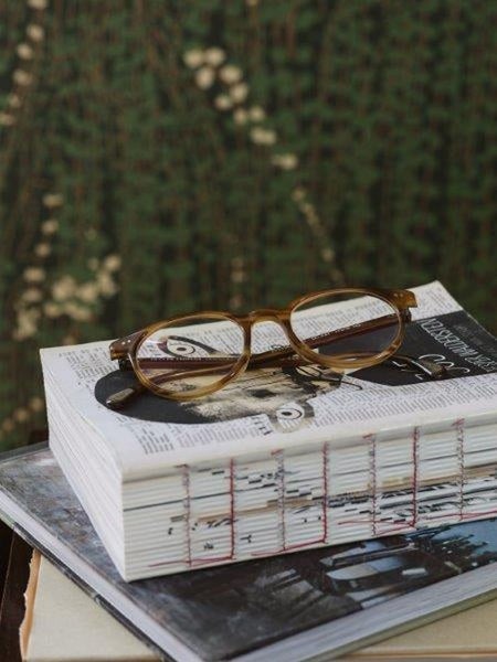 Brille auf einem Stapel Bücher