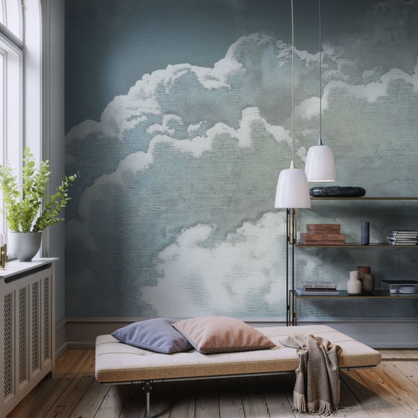 Wohnzimmer mit Wolkenmuster-Tapete, Liege und Regal