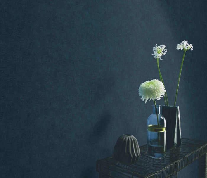 Zwei Gartenstühle mit Armlehnen und grauen Polstern