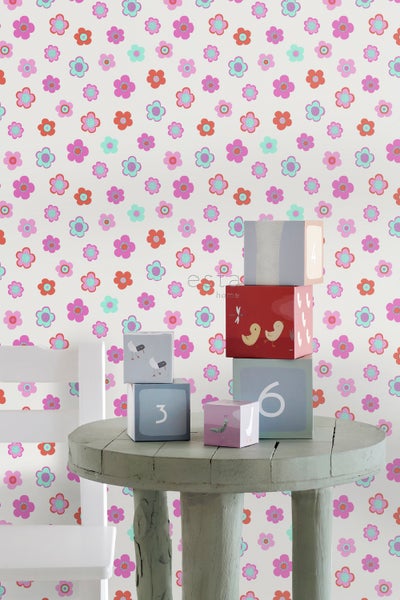 Kindertapete mit Blumenmuster und Spielwürfel auf einem Tisch