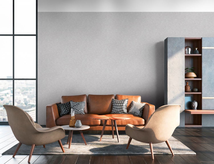 Wohnraum mit Sitzbank, Kissen, Decke, Beistelltisch und Stehlampe